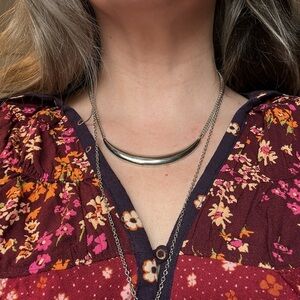 VINTAGE | Curved Bar Silver Appearing Necklace